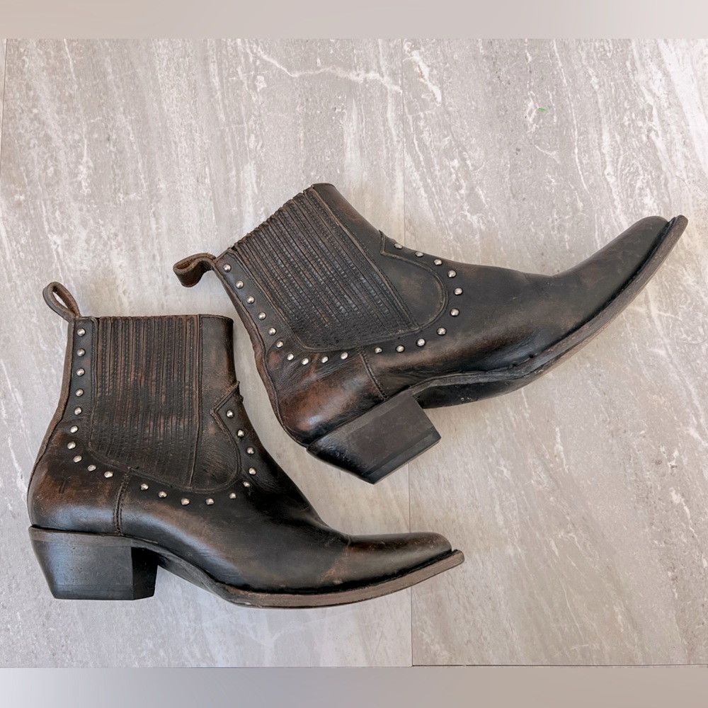 FRYE | SACHA STUDDED CHELSEA